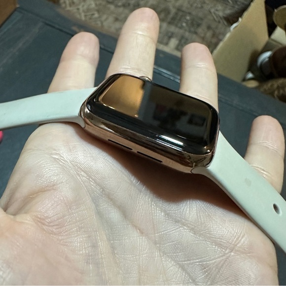 Apple Watch Series 4 Gold Titanium - Picture 4 of 5
